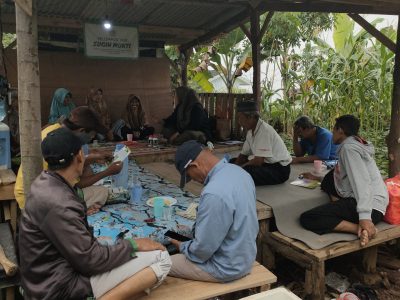 Sosialisasi produk dan sosialisasi proses budidaya pada tanaman padi dan palawija bersama petani binaan kios Sugih Mukti Desa Pasireurih Kecamatan Tamansari Bogor